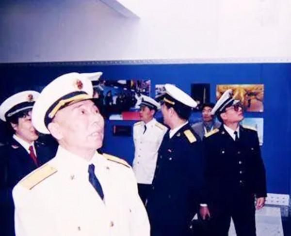 司令員視察部隊供應站，往秤上一站顯示140斤，大怒：撤掉站長