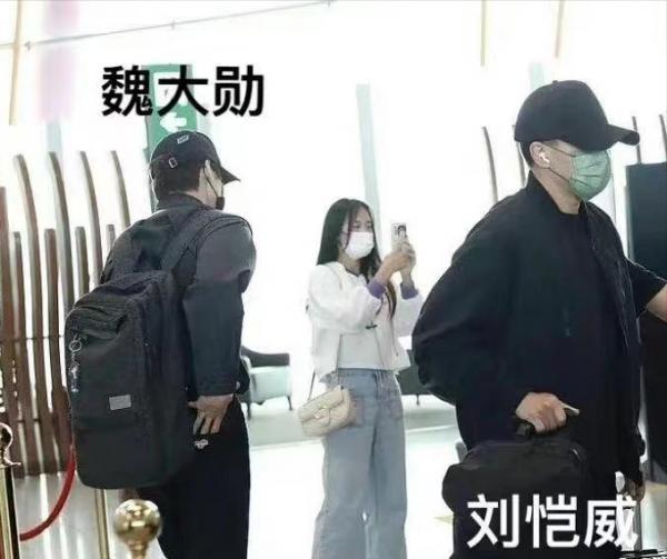 劉愷威楊冪都忙工作,7歲小糯米跟爺爺奶奶過中秋,約同學玩燈籠 劉愷威楊冪都忙工作,7歲小糯米跟爺爺奶奶過中秋,約同學玩燈籠