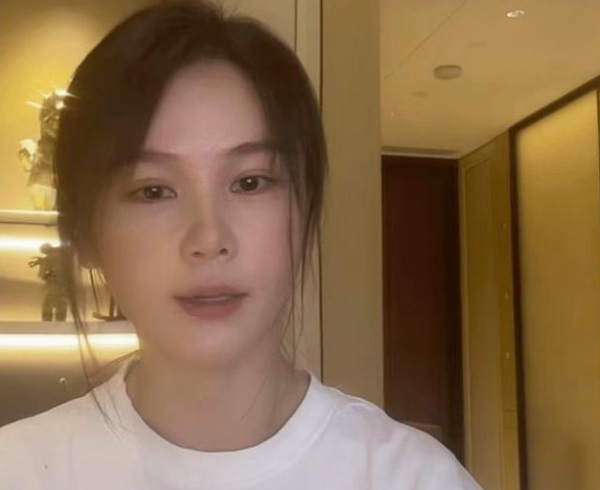 新版周芷若被網友群嘲&OpenCurlyDoubleQuote;科技臉&rdquo;，演員本人素顏出鏡，疑似回應
