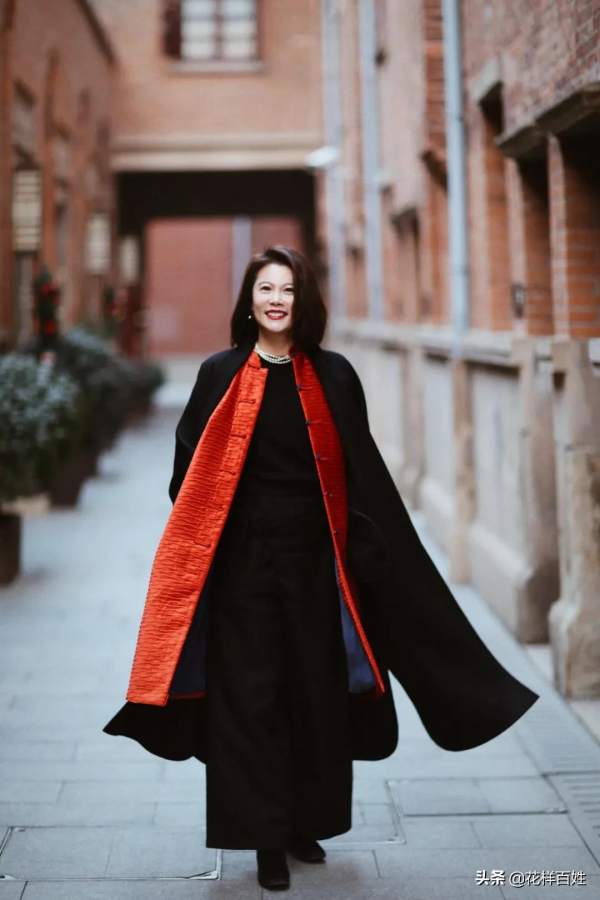 可帥可美，這個超會穿的50歲姐姐，讓我們看到女人該堅持一生的事