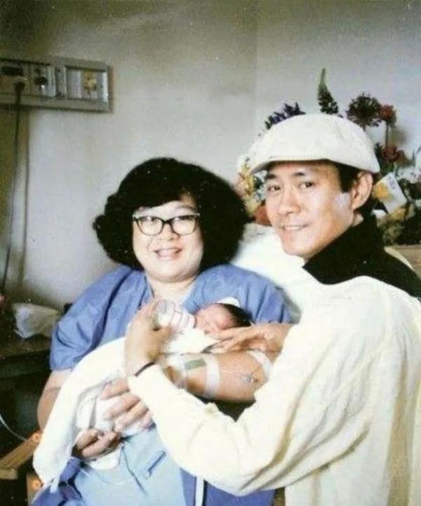 2002年，“一代妖男”羅文去世，為何鄧光榮在葬禮上怒罵劉鑾雄？