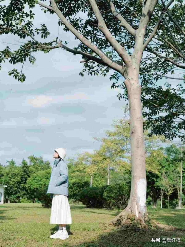 冬天穿搭沒思路？試試“白+藍”，溫柔減齡不挑膚色，誰穿都好看