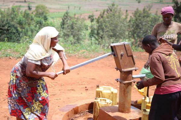通訊:“中國井”讓非洲兄弟姐妹喝上放心水——記中國在辛巴威、盧安達援建水井專案 通訊:“中國井”讓非洲兄弟姐妹喝上放心水——記中國在辛巴威、盧安達援建水井專案