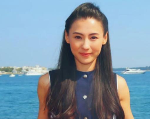 張柏芝帶倆兒子逛街，14歲大兒子留鬍子燙頭髮！顏值不敵謝霆鋒