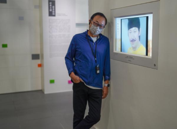 許冠英去世10年!許冠文與其畫像合影引淚目,曾後悔對弟弟太嚴厲 許冠英去世10年!許冠文與其畫像合影引淚目,曾後悔對弟弟太嚴厲