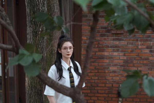 傅菁也是個“腿精”,穿襯衫短褲腿又細又長,戴眼鏡清純氣質依舊 傅菁也是個“腿精”,穿襯衫短褲腿又細又長,戴眼鏡清純氣質依舊