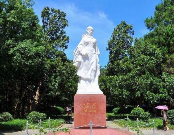 1962年，一封訃告送到中南海，毛主席回信：寄500，與我夫人同穴