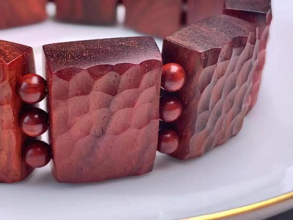 木牌，以刀削以錘紋，這手串怎麼如此漂亮