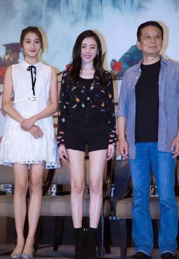 雖然關曉彤被稱為腿精,但張天愛的腿也挺好看,穿短褲顯得好長 雖然關曉彤被稱為腿精,但張天愛的腿也挺好看,穿短褲顯得好長