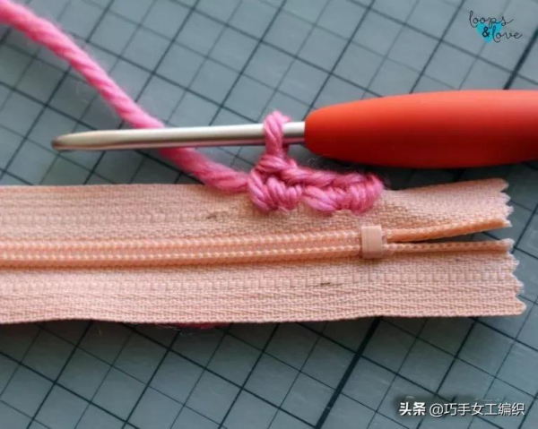 舊衣褲的拉鍊剪下來後，用鉤針戳一圈就有無數的收納