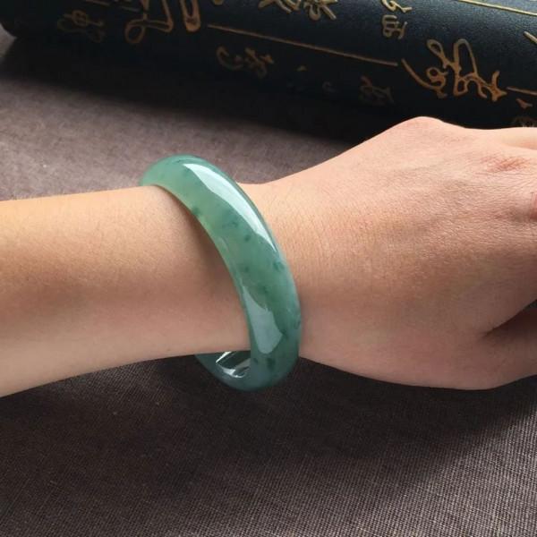 圓鐲更加廢料嗎？看看貴妃鐲和圓鐲的區別有哪些？