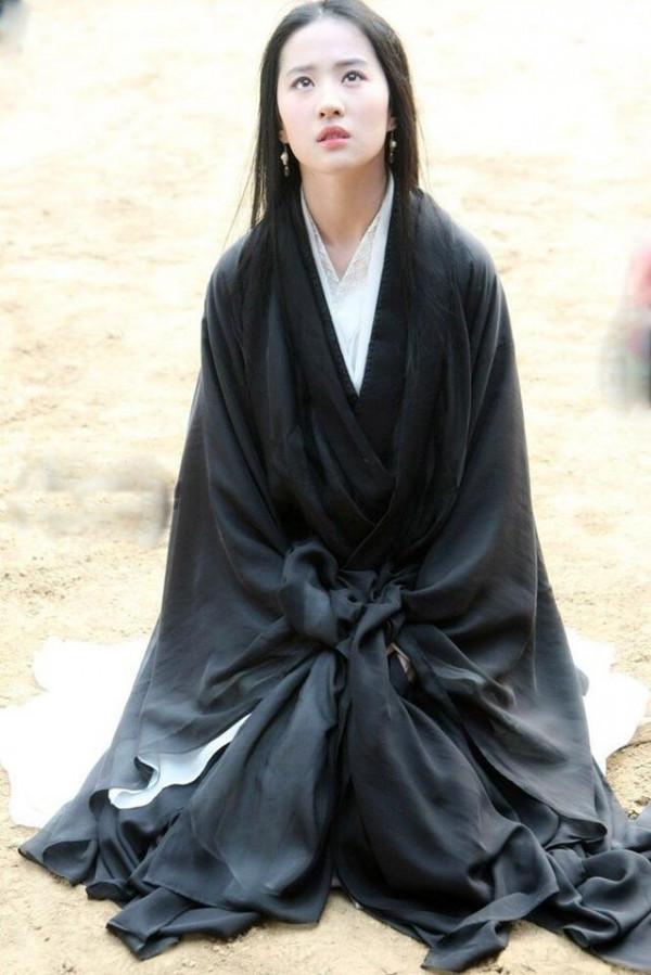 《銅雀臺》中的劉亦菲，翩若驚鴻，美得讓人驚豔