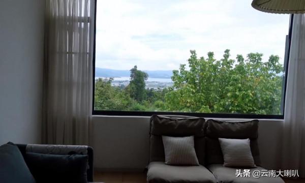 35歲女演員帶男友租房，住大理雙層別墅，還有人說她可憐？