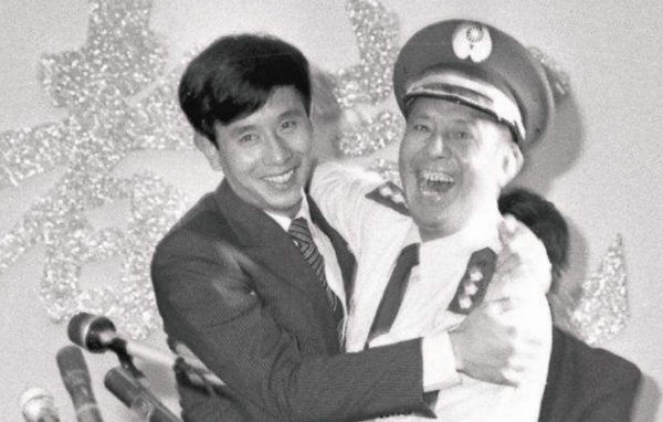 飛行員吳榮根：1982年駕機叛逃獲5000兩黃金，晚年還想回國養老