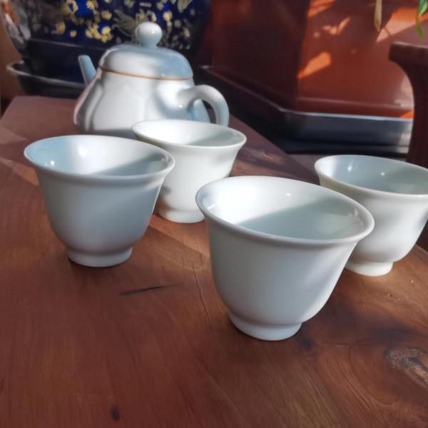 明宣德甜白釉梨壺鈴鐺杯（一壺四杯）賞析