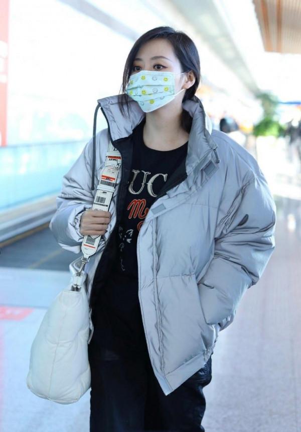 張靚穎這造型真奇特，黑色西裝配粉色裙子，雖有個性卻暴露身型