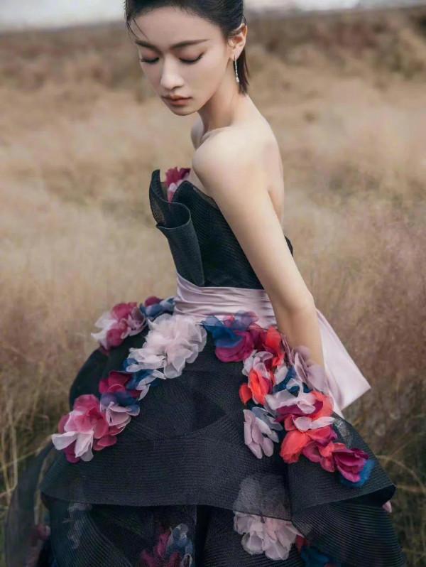 吳謹言高畫質圖片，裙子很好看，人太瘦了