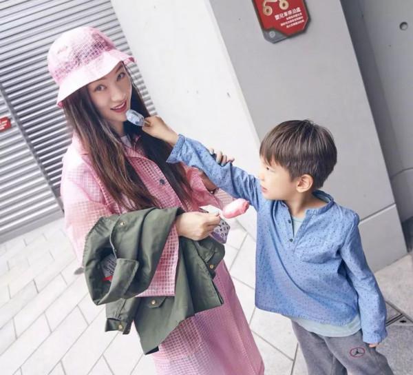 女星好閨蜜同框！90斤熊乃瑾瘦出法令紋，86斤霍思燕滿臉膠原蛋白