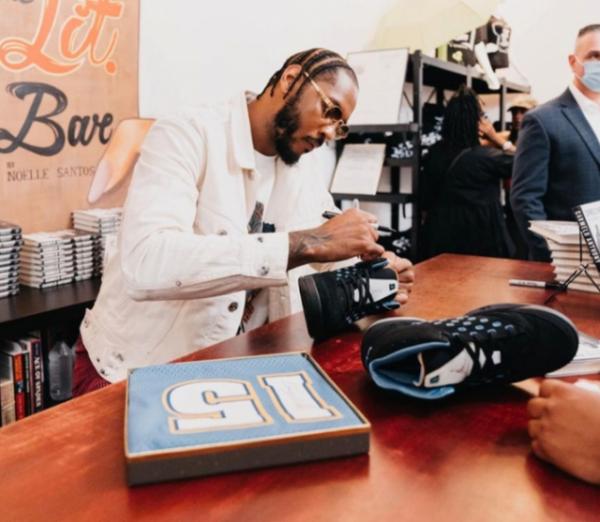 新晉作家上線！安東尼曬新書籤售組圖 戴金絲眼鏡罕見儒雅狀態