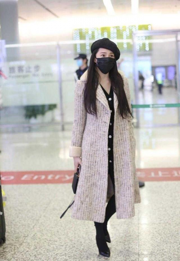 “伊能靜”也太會保養了，穿拼接西裝裙端莊優雅，哪像53歲