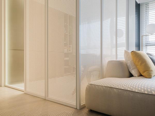 陽光明媚，灰白相間的公寓