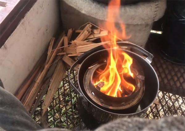 他住在2㎡破舊三輪車中，養4只羊為伴，邊牧羊邊流浪轉眼已過12年