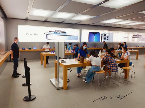 上海“最美”蘋果直營店,剛開始有個設計缺陷,幸好現在已彌補 上海“最美”蘋果直營店,剛開始有個設計缺陷,幸好現在已彌補