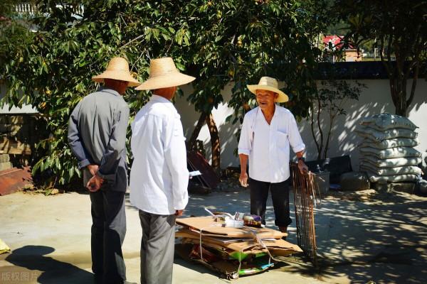 59歲的女僱主讓男保姆幫洗腳，保姆：我不傻，女僱主：你的責任