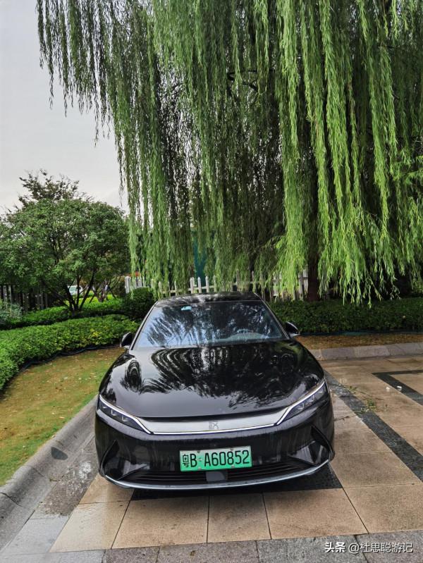 漢EV自駕山東，帶著家人來逛沂州古城，孩子一人就能吃兩串魷魚