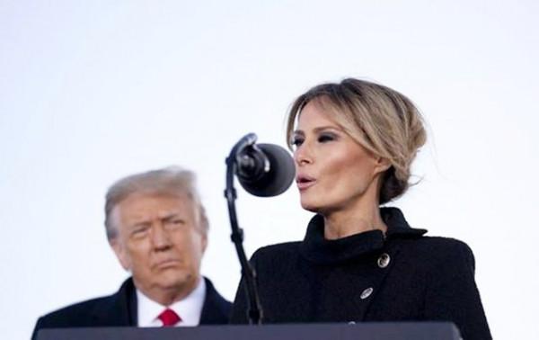 2005年，克林頓參加特朗普婚禮，和新郎新娘拍下一張親密合影