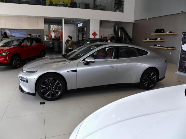 670km續航長途不慌，豪華行政級空間帶快充，實拍小鵬汽車P7