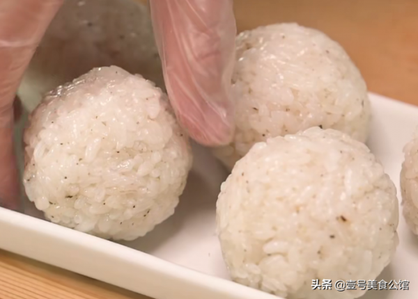 芝士風味的香烤玉米飯糰,外焦裡嫩,美味營養,家人愛吃的美食 芝士風味的香烤玉米飯糰,外焦裡嫩,美味營養,家人愛吃的美食