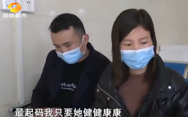 11歲“麻花女孩”李潔智力低於2歲，後背植入30顆螺釘，後來怎樣