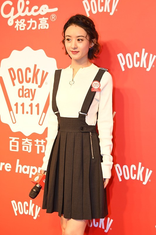 趙麗穎離婚後，穿著打扮好有少女感，百褶裙配短髮，妥妥少女範