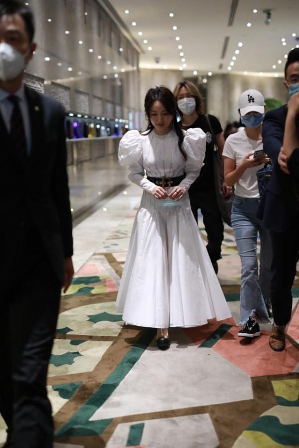 離了濾鏡的楊鈺瑩也很甜美，一襲泡泡袖長裙好顯嫩，生圖更精緻了