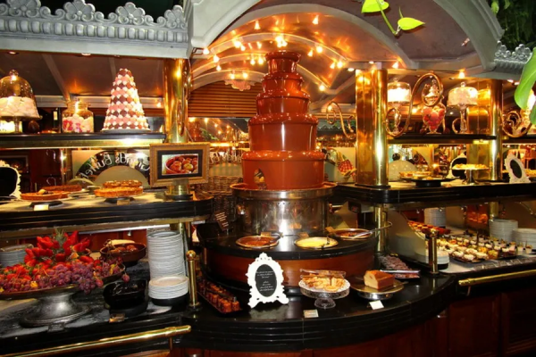 龍蝦烤肉堆成山，上百種甜點乳酪，這家法國自助餐廳能把人饞哭