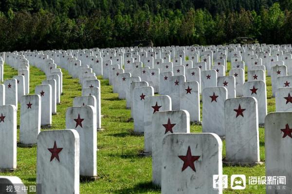 烈士陵園裡的照片:是我穿上父親的衣服、戴上父親的帽子拍的 烈士陵園裡的照片:是我穿上父親的衣服、戴上父親的帽子拍的