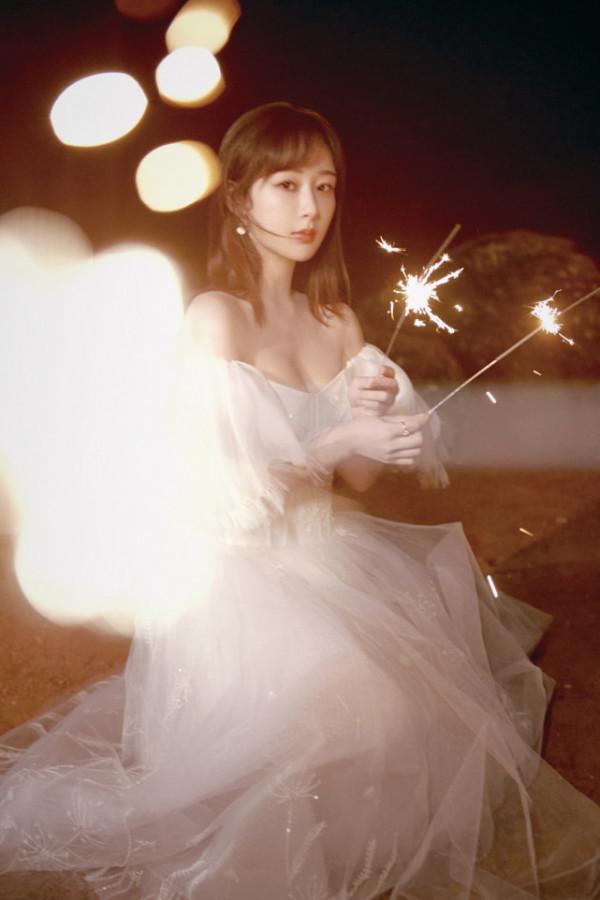 楊紫小白裙造型再度封神!穿露肩白裙美成“花魁”,握煙花棒好仙 楊紫小白裙造型再度封神!穿露肩白裙美成“花魁”,握煙花棒好仙