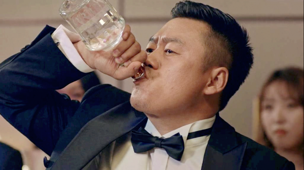 第一部口碑平平，如今宋曉峰再演“酒神”，上映首日便登頂熱度榜