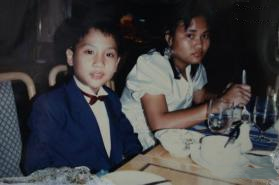 因面板黝黑被父母丟棄，4歲被泰國王室收養，後被親王囚禁於床笫