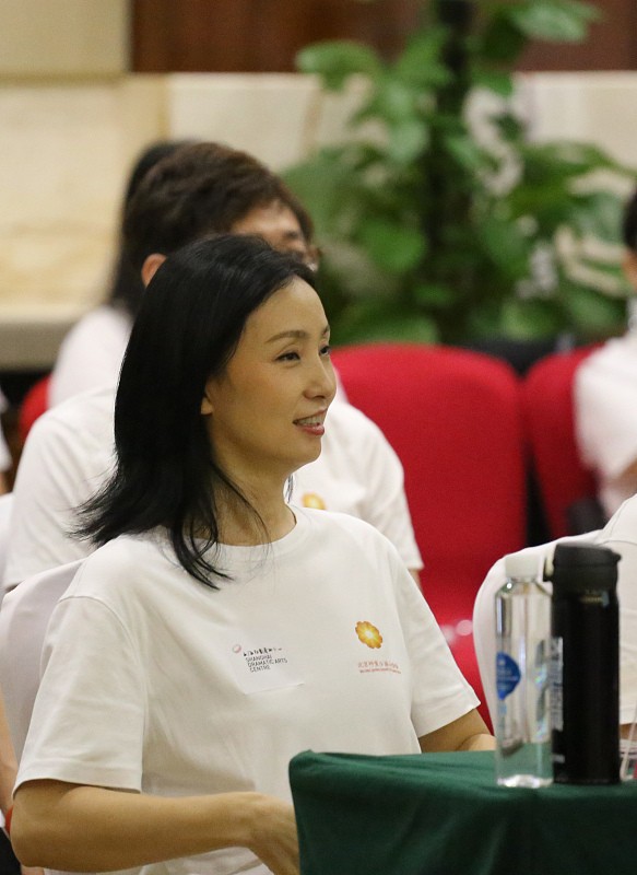 陶虹的生圖還是很美的，穿很普通的白色服裝，依舊看不出真實年紀