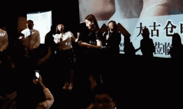 好壯觀！高圓圓參加活動被幾十個保安簇擁，結果卻只來了幾個粉絲