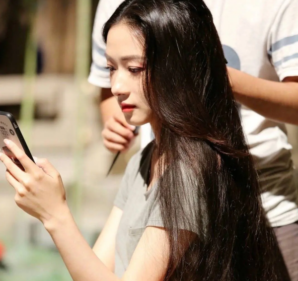 熱巴吐舌、萬茜嘟嘴、倪妮撩頭髮，女星油膩起來就沒男星什麼事了