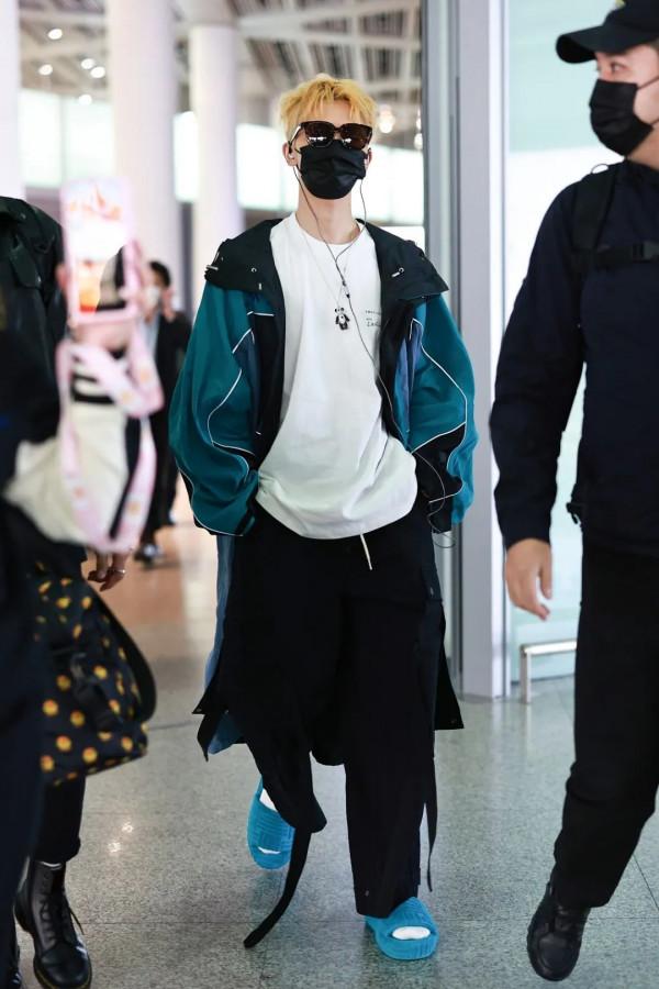 男星街拍|王嘉爾機場“遛彎兒”,甄子丹與基努在巴黎合拍新電影 男星街拍|王嘉爾機場“遛彎兒”,甄子丹與基努在巴黎合拍新電影