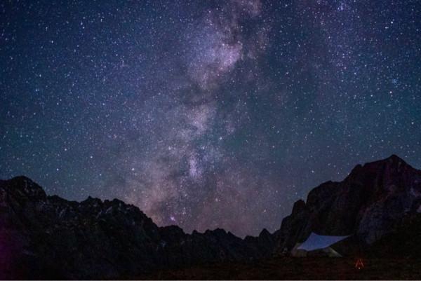 一車兩人一狗子開蔚來走秘境洛克之路 一車兩人一狗子開蔚來走秘境洛克之路