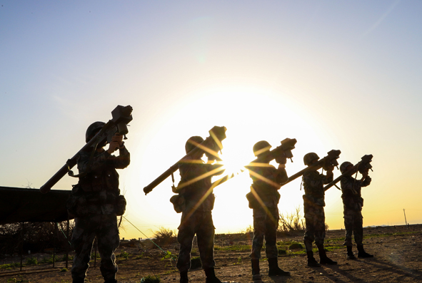 一組夕陽下的剪影，帶你領略防空兵的芳華