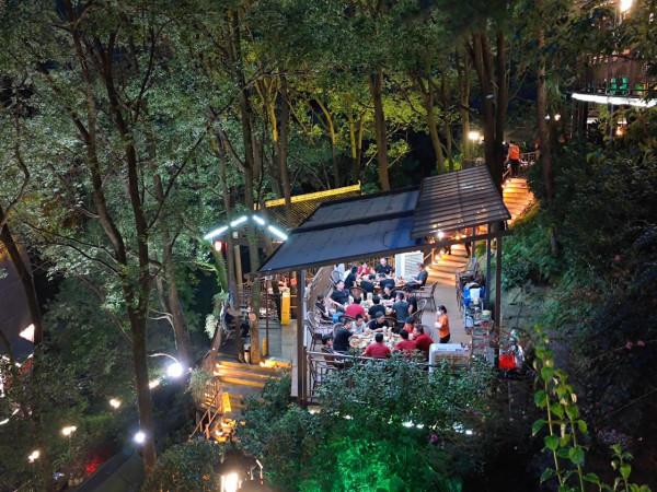 重慶人吃火鍋的姿勢，你真的學不會