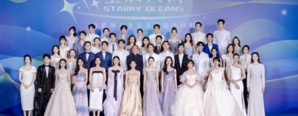 頒獎典禮，張藝謀和女藝人合影，張子楓劉浩存沈月位列其中