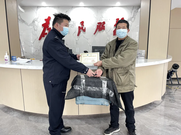 “猴臉鷹”飛進村民家，大爺好吃好喝招待