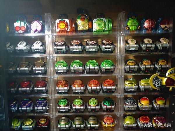 假面騎士粉絲炫耀模型櫃,數量超過1000!網友:說個價格讓我死心 假面騎士粉絲炫耀模型櫃,數量超過1000!網友:說個價格讓我死心